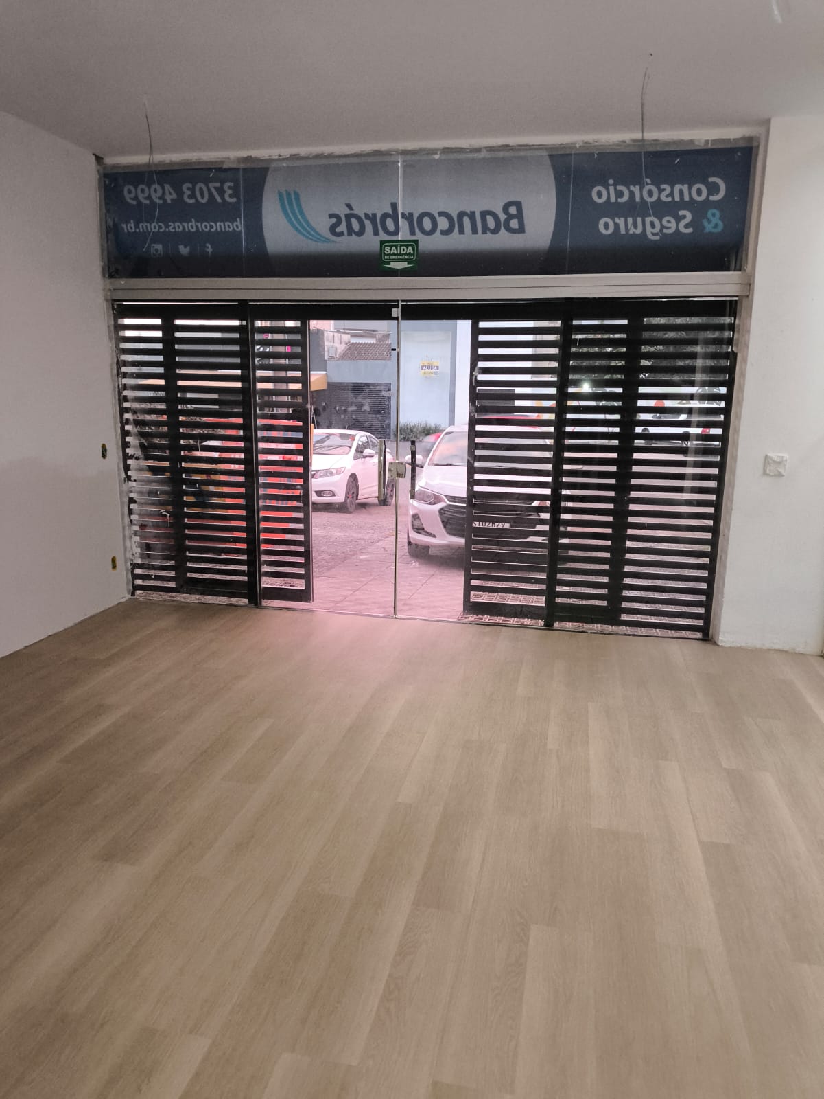 Espaço comercial com piso instalado