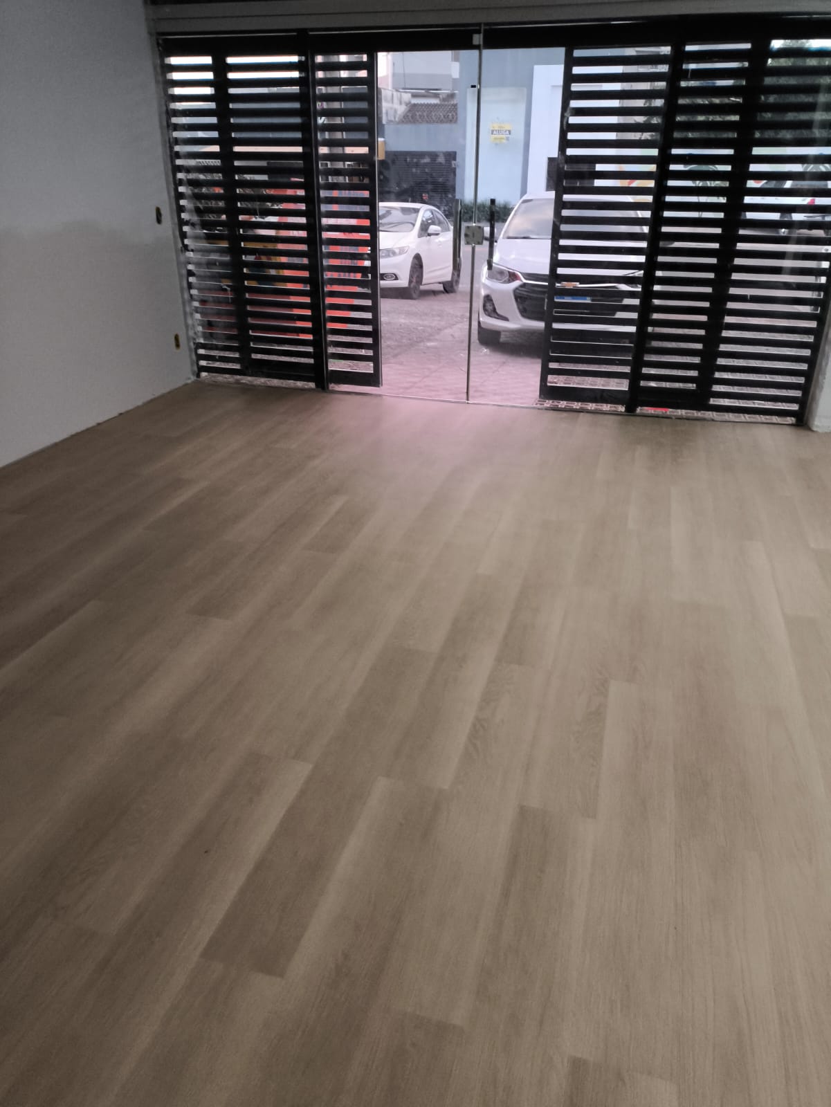 Piso Vinílico instalado em ambiente amplo pela MGM Construtora